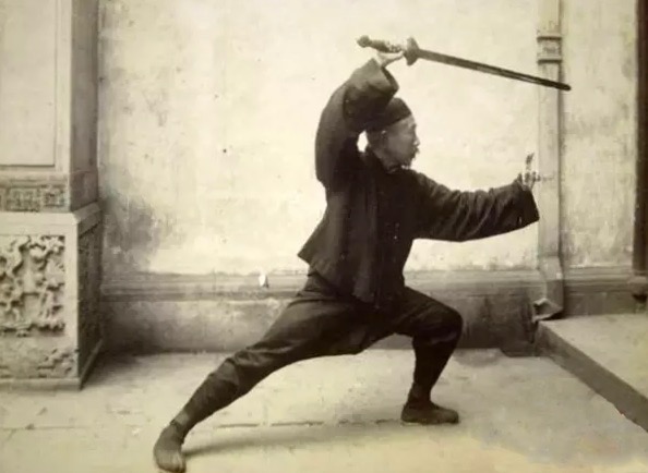 Chen Weiming wielding his sword in 1929.