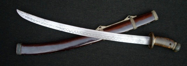 A Chinese short saber with horse-tooth-patterned blade