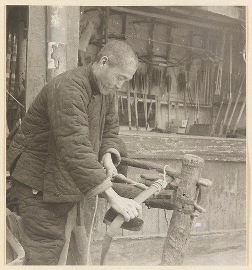 Yang Ruilin, grandfather of Yang Fuxi, current owner of Ju Yuan Hao, glueing the horn belly on a Manchu bow. In the background his story, with several pellet crossbows hanging on the wall. Photo by Hedda Morrison at Ju Yuan Hao, Beijing, 1935.
