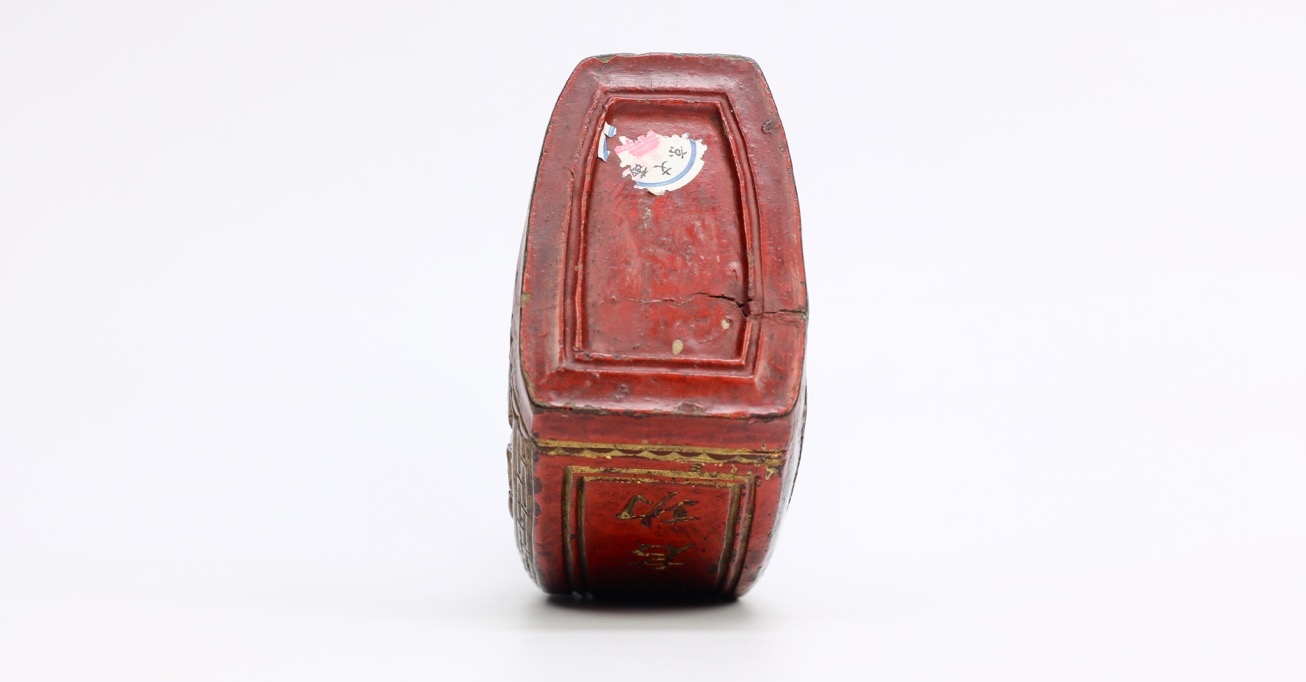 A Qing dynasty hunter's powder flask
