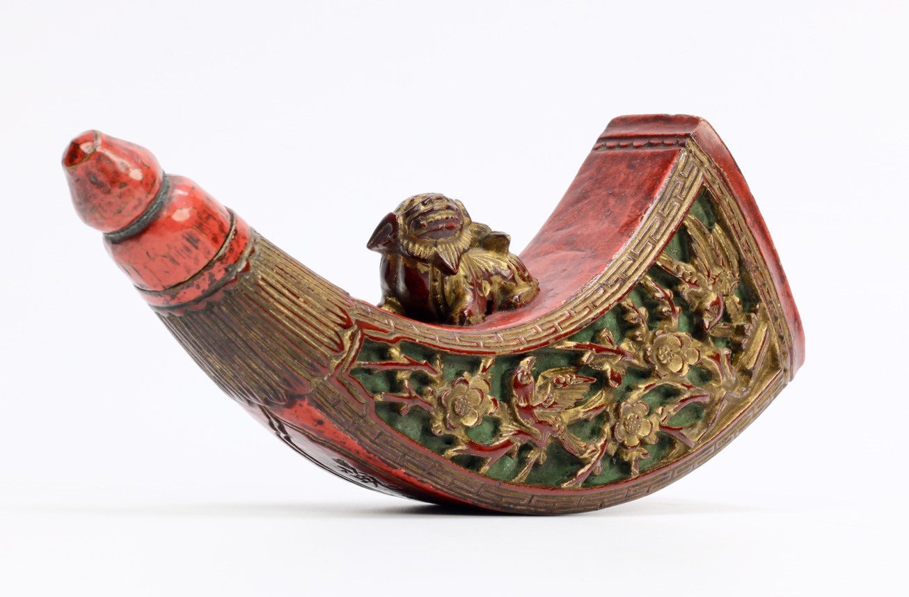 A Qing dynasty hunter's powder flask